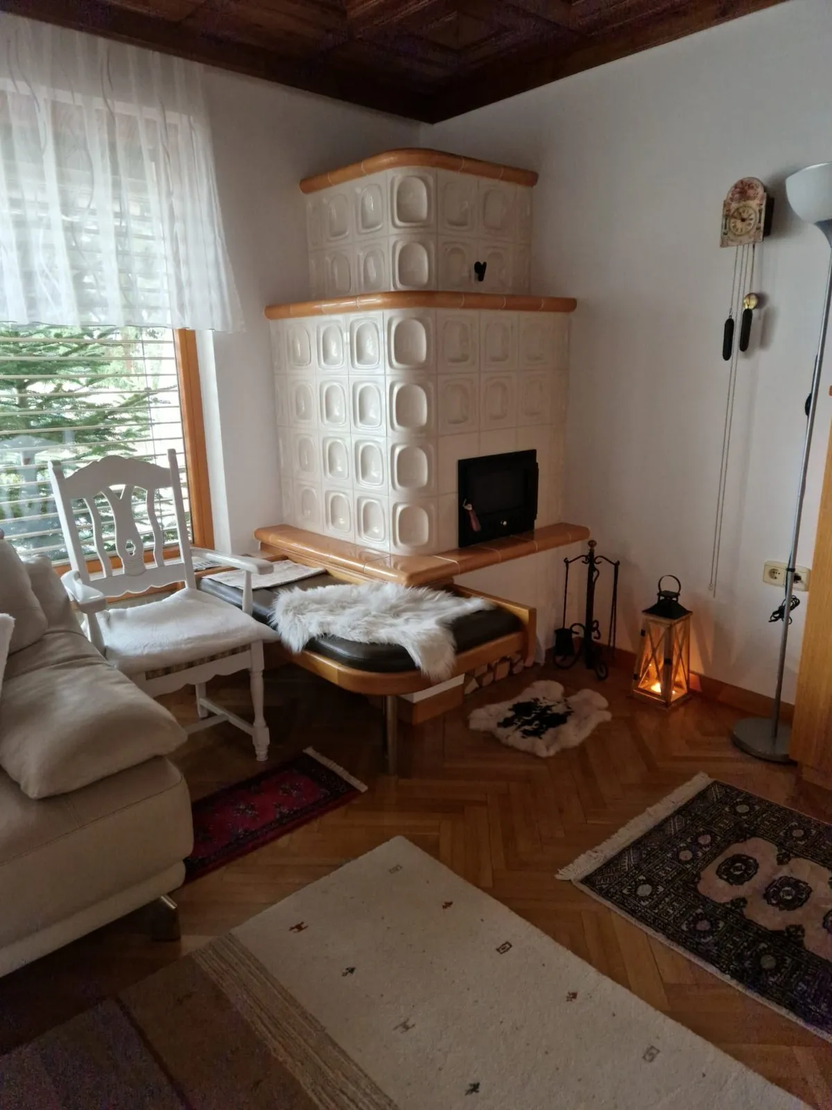 Lončena peč z ogrevano klopjo v dnevni sobi