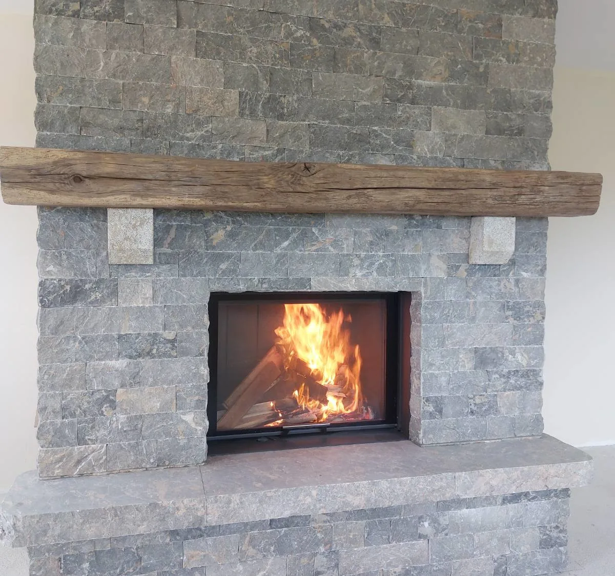 Kamin iz naravnega kamna z gorečim kuriščem